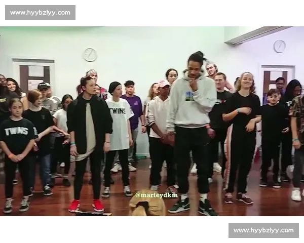 巴黎篮球馆燃爆!Les Twins 即兴嘻哈 Freestyle 震撼全场 巴黎篮球馆燃爆!Les Twins 即兴嘻哈 Freestyle 震撼全场